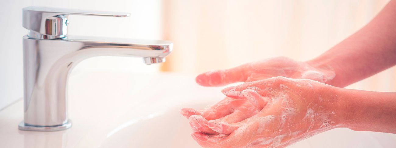 Kdy bychom měli ruce dezinfikovat a kdy je stačí jen umýt