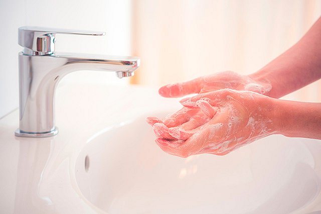 Kdy bychom měli ruce dezinfikovat a kdy je stačí jen umýt
